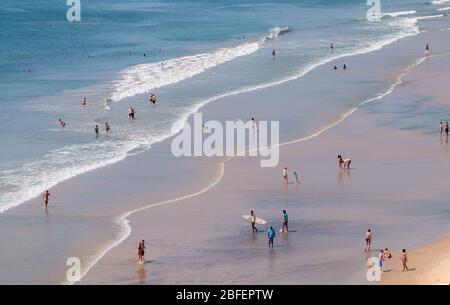 Inländische und forign Touristen an den Stränden von papanasam, varkala, Thiruvananthapuram, Kerala, Indien, pradeep Subramanian, Strand, Tourismus, papanasam Stockfoto