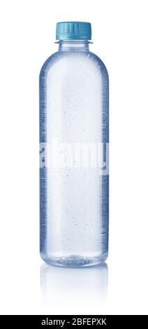 Blaue Plastikflasche mit Mineralwasser auf weiß isoliert Stockfoto