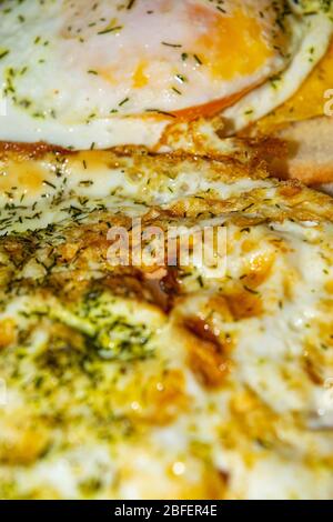 Sandwiches mit Spiegeleiern mit frischen Kräutern und Soße auf Weizenbrot. Nahaufnahme Stockfoto