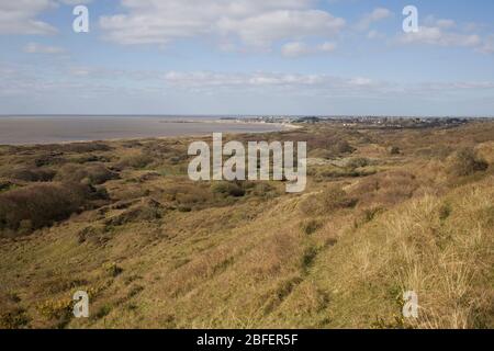 Blick von der grasbewachsenen Düne im Merthyr Mawr Naturschutzgebiet nach Porthcawl im frühen Frühjahr Stockfoto