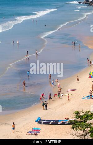 Inländische und forign Touristen an den Stränden von papanasam, varkala, Thiruvananthapuram, Kerala, Indien, pradeep Subramanian, Strand, Tourismus, papanasam Stockfoto