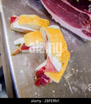 Ausgezeichnete und gesunde Snack, Focaccia oder Brot mit frischem Mozzarella und leckeren Schinken Stockfoto