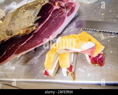 Ausgezeichnete und gesunde Snack, Focaccia oder Brot mit frischem Mozzarella und leckeren Schinken Stockfoto