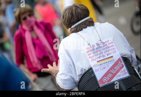 18. April 2020, Baden-Württemberg, Stuttgart: "Auch in Zeiten von Pandemien halte ich mich an ein sozial akzeptables hygienisch korrektes Verhalten und für das Grundgesetz Art.8/Abs.1 - Mein Kampf dafür geht weiter" steht auf einem Zeichen eines Teilnehmers einer Demonstration gegen die Einschränkungen der Grundrechte in Zeiten der Corona-Krise. Die Stadt Stuttgart hat nach einer Entscheidung des Bundesverfassungsgerichts grünes Licht für die Demonstration gegeben, die sie zunächst verboten hat. Die Versammlung könnte stattfinden, wenn ein Abstand von 1.5 Metern zwischen den Teilnehmern und ein Abstand zu den Passanten von 2 Metern Stockfoto