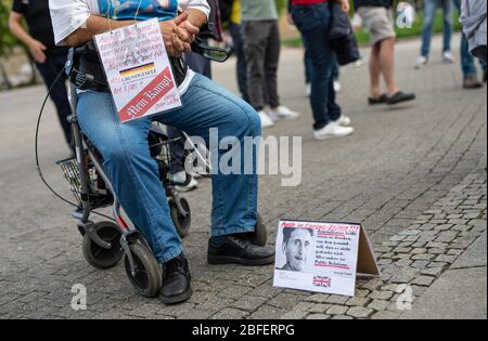 18. April 2020, Baden-Württemberg, Stuttgart: "Auch in Zeiten von Pandemien halte ich mich an ein sozial akzeptables hygienisch korrektes Verhalten und für das Grundgesetz Art.8/Abs.1 - Mein Kampf dafür geht weiter" steht auf einem Zeichen eines Teilnehmers einer Demonstration gegen die Einschränkungen der Grundrechte in Zeiten der Corona-Krise. Die Stadt Stuttgart hat nach einer Entscheidung des Bundesverfassungsgerichts grünes Licht für die Demonstration gegeben, die sie zunächst verboten hat. Die Versammlung könnte stattfinden, wenn ein Abstand von 1.5 Metern zwischen den Teilnehmern und ein Abstand zu den Passanten von 2 sich treffen Stockfoto