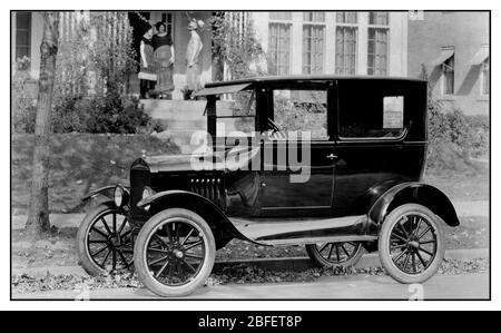 Archiv 1923 Ford Model-T Tudor Sedan-Motorwagen in der Werbeförderung Lifestyle-Situation mit 3 Damen im Gespräch vor einem gehobenen Haus mit Auto im Vordergrund Stockfoto