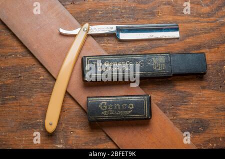 Carl Monkhouse Rasiermesser, Etui und Strop. Stockfoto