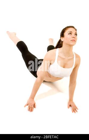 Eine junge Frau, die durch Yoga-Modell tun Ausübung freigegeben Stockfoto