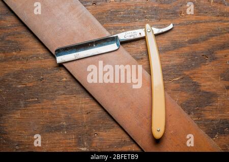 Carl Monkhouse Rasiermesser, Etui und Strop. Stockfoto