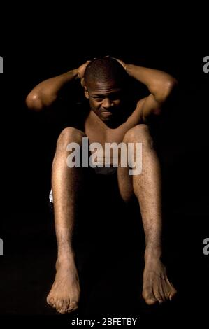 Ein Mann, der durch Sit-ups oder knirscht Stockfoto