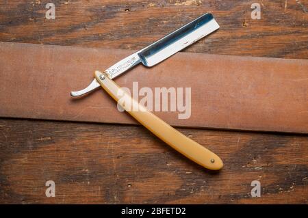 Carl Monkhouse Rasiermesser, Etui und Strop. Stockfoto