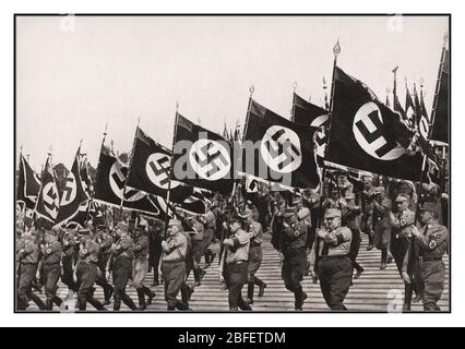 Sturmabteilung SA Truppen Vintage Nazi Deutsch Sturmabteilung SA Truppen marschieren mit Nazi Swastika Flaggen bei Nazi Rallye Nürnberg Deutschland 1933. Als Hauptcover für Propagandafilm 'Triumph des Willens' von Leni Riefenstahl Stockfoto