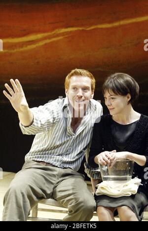 Damian Lewis (Daniel), Helen McCrory (Miranda) in FÜNF GOLDENEN RINGEN von Joanna Laurens Regie: Michael Attenborough am Almeida Theatre, London 2003 Design: Es Devlin Stockfoto