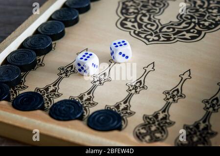 Backgammon Brettspiel Einstellung auf dem Tisch. Zu Hause bleiben, das Konzept des Lebens genießen. Stockfoto