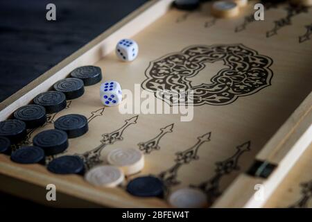 Backgammon Holzbrett auf dem Tisch Nahaufnahme. Das Leben genießen, zu Hause bleiben. Stockfoto