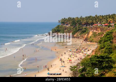 Inländische und forign Touristen an den Stränden von papanasam, varkala, Thiruvananthapuram, Kerala, Indien, pradeep Subramanian, Strand, Tourismus, papanasam Stockfoto