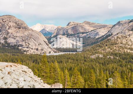 Blick vom Olmsted Point auf die natürliche Umgebung des Yosemite National Park, Kalifornien, USA Stockfoto