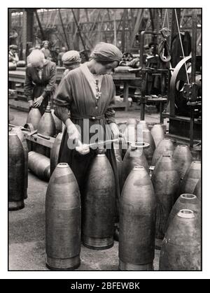 MUNITION WORKS MUSCHELN BRITISCHE FABRIK 1. Weltkrieg 1916 weibliche Munitionsarbeiter, die Granaten vorbereiten und setzen in einer Munitionswaffenfabrik, 1916. Weltkrieg, meldeten sich weibliche Frauen freiwillig für die notwendige Arbeit, um Männer für den Einsatz in der Armee freizulassen. Zwischen 1914 und 1918 ersetzten rund zwei Millionen Freiwillige Männer. 1916-1917. 1. Weltkrieg 1. Weltkrieg, 1916 Stockfoto