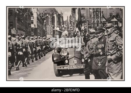 Oldtimer-Rallye Nürnberg 1935, Deutschland - SA Sturmabteilung politische Miliztruppen der Nazi-Partei marschieren bei einer Parade in der Stadt an Adolf Hitler vorbei. 1930er Adolf Hitler trägt Hakenkreuzarmband in Militärparade, steht im Mercedes offenen Auto mit Heil Hitler grüßt an vorbeimarschierenden Sturmabteilung Truppen Hermann Goring im Vordergrund Nürnberg Deutschland Stockfoto