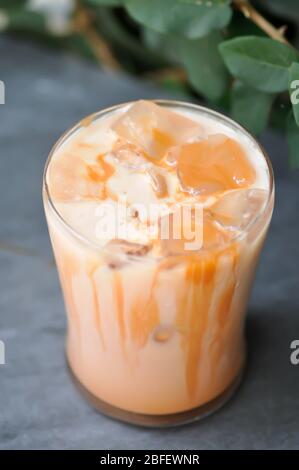 eistee, Milchtee oder thai Tee auf dem Tisch Stockfoto