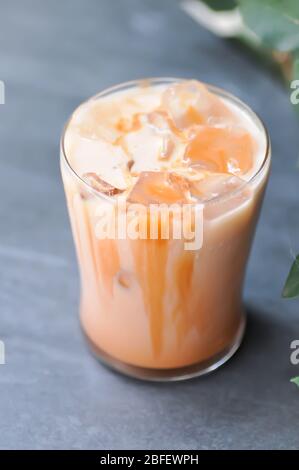 eistee, Milchtee oder thai Tee auf dem Tisch Stockfoto