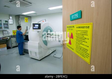 Der Eingang zu einem Forschungsraum für medizinische Bildgebung im Samsung Medical Center, Seoul. Die Micro PET Maschine wird verwendet, um Mäuse in der Aid Forschung im zu scannen Stockfoto