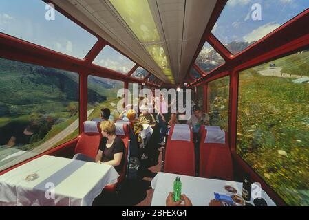 Passagiere an Bord der Glacier Express. Schweiz. Europa Stockfoto