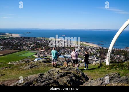 Menschen an der Spitze des Berwick Law, North Berwick - Whale Bones und Ansichten zum Firth of Forth Stockfoto