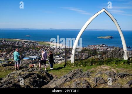 Menschen an der Spitze des Berwick Law, North Berwick - Whale Bones und Ansichten zum Firth of Forth Stockfoto