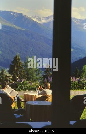 Ein Paar auf der Bergterrasse, Berghotel Schatzalp, Davos, Schweiz, gilt als Inspiration für Thomas Manns Zauberberg. Stockfoto