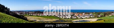 Blick nach Norden von der East Side von Berwick Law nach Glenburn Road und Lochbridge Road, North Berwick. Firth of Forth und Craigleith im Hintergrund Stockfoto