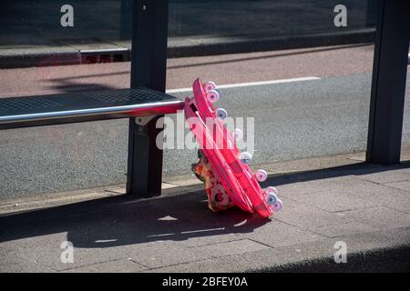 Ein roter Hydrant am Straßenrand Stockfoto