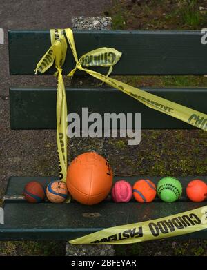 17. April 2020 - verlassene Kinderspielzeug liegen auf einer Bank in einem Park in der Stadt View Royal, einer der Gemeinden, die ma. Stockfoto