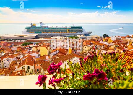 Blick auf das Miradouro de Santa Luzia über das Viertel Alfama und den Fluss Tejo in Lissabon, Portugal Stockfoto