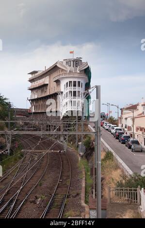 Das Hotel Belvédère du Rayon Vert ist ein ehemaliges Hotel in Cerbère, Frankreich, das im Art-Deco-Stil des Perpignan-Architekten Léon Baille entworfen wurde Stockfoto