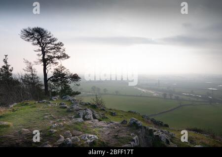 Malerischer Blick von der Spitze des Haugmond Hill. Ein kleiner Felsvorsprung in der englischen Grafschaft Shropshire mit Blick auf die Stadt Shrewsbury. Stockfoto