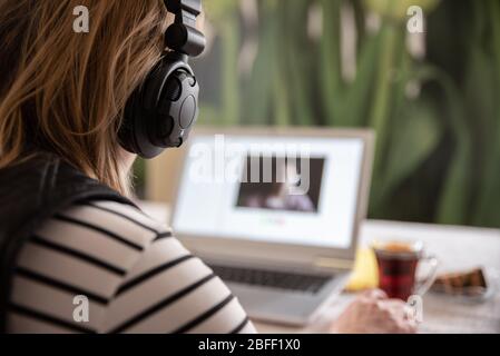 Home Office. Frau, die zu Hause arbeitet, um Video-Chat zu machen. Stockfoto