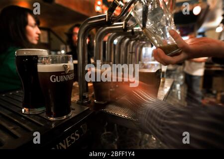 Guinness serviert in Cassidys frei Haus in Dublin Stockfoto