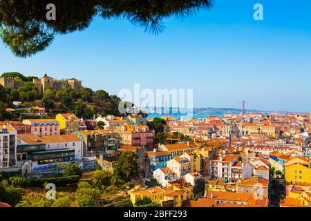 Panorama der Altstadt von Lissabon vom Aussichtspunkt Miradouro da Graca aus gesehen, Portugal Stockfoto