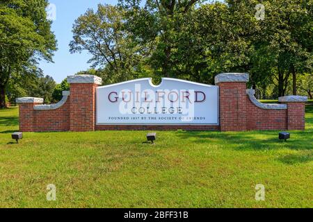 GREENSBORO, NC, USA - 27. Juli: Eingangsschild am 27. Juli 2019 an der Guilford College in Greensboro, North Carolina. Stockfoto