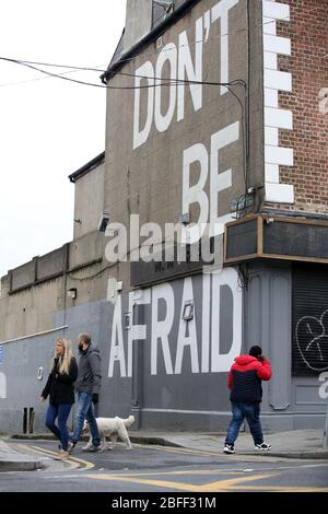 Dublin, Irland. 18. April 2020. Covid-19 Pandemie (Coronavirus), Irland. 22. Tag Sperrung. Die Mitglieder der Öffentlichkeit gehen an einem Wandgemälde in der Nähe der Richmond Street South in Dublin vorbei, mit den Worten "Don't Hear Afraid" an der Seite eines Gebäudes, während Irland in die dritte Woche der LockdownFoto: Sam Boal/Rollingnews.ie eintritt Stockfoto