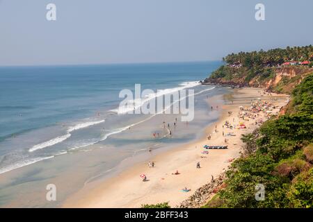 Inländische und forign Touristen an den Stränden von papanasam, varkala, Thiruvananthapuram, Kerala, Indien, pradeep Subramanian, Strand, Tourismus, papanasam Stockfoto