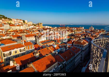 Sonnenuntergang Panorama des historischen Baixa Distrikt vom Santa Justa Lift in der Stadt Lissabon, Portugal Stockfoto