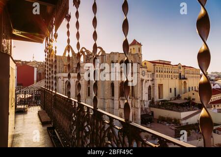 Carmo Kloster Gebäude während susnet vom Santa Justa Lift in Lissabon, Portugal gesehen Stockfoto