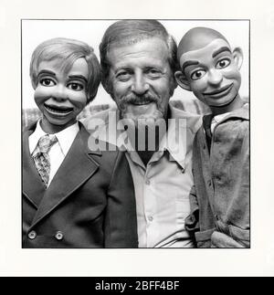 Bauchredner und TV-Pionier Paul Winchell posiert mit seinen handgefertigten Puppen, Jerry Mahoney und Knucklehead Smiff. 1976 in Sylmar, Kalifornien. Stockfoto