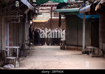 Peshawar, Pakistan. April 2020. Polizeibeamte schließen Geschäfte in der Stadt für Vorsichtsmaßnahmen, um die Ausbreitung des Corona-Virus zu verhindern. (Foto: Hussain Ali/Pacific Press) Quelle: Pacific Press Agency/Alamy Live News Stockfoto