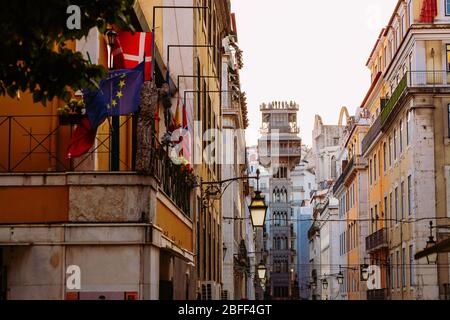 Sommerbild des Lifts Santa Justa in Lissabon, Portugal Stockfoto