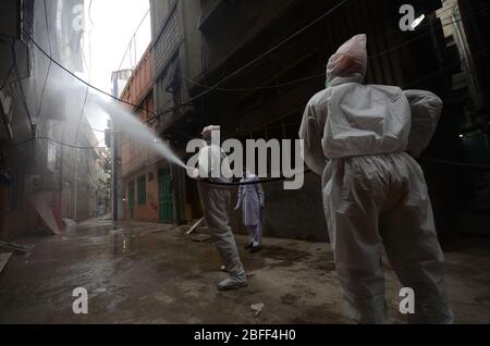 Peshawar, Pakistan. April 2020. Wasser- und Sanitärdienste Peshawar Personal, das Desinfektionsmittel Spray in Ghanta Ghar Bereich nach zweiten Corona positiven Fall in Muhalla Tandoran berichtet. (Foto: Hussain Ali/Pacific Press) Quelle: Pacific Press Agency/Alamy Live News Stockfoto