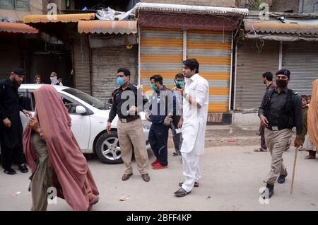 Peshawar, Pakistan. April 2020. Polizeibeamte schließen Geschäfte in der Stadt für Vorsichtsmaßnahmen, um die Ausbreitung des Corona-Virus zu verhindern. (Foto: Hussain Ali/Pacific Press) Quelle: Pacific Press Agency/Alamy Live News Stockfoto