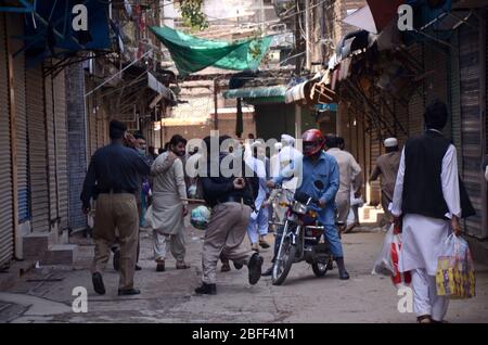 Peshawar, Pakistan. April 2020. Polizeibeamte schließen Geschäfte in der Stadt für Vorsichtsmaßnahmen, um die Ausbreitung des Corona-Virus zu verhindern. (Foto: Hussain Ali/Pacific Press) Quelle: Pacific Press Agency/Alamy Live News Stockfoto